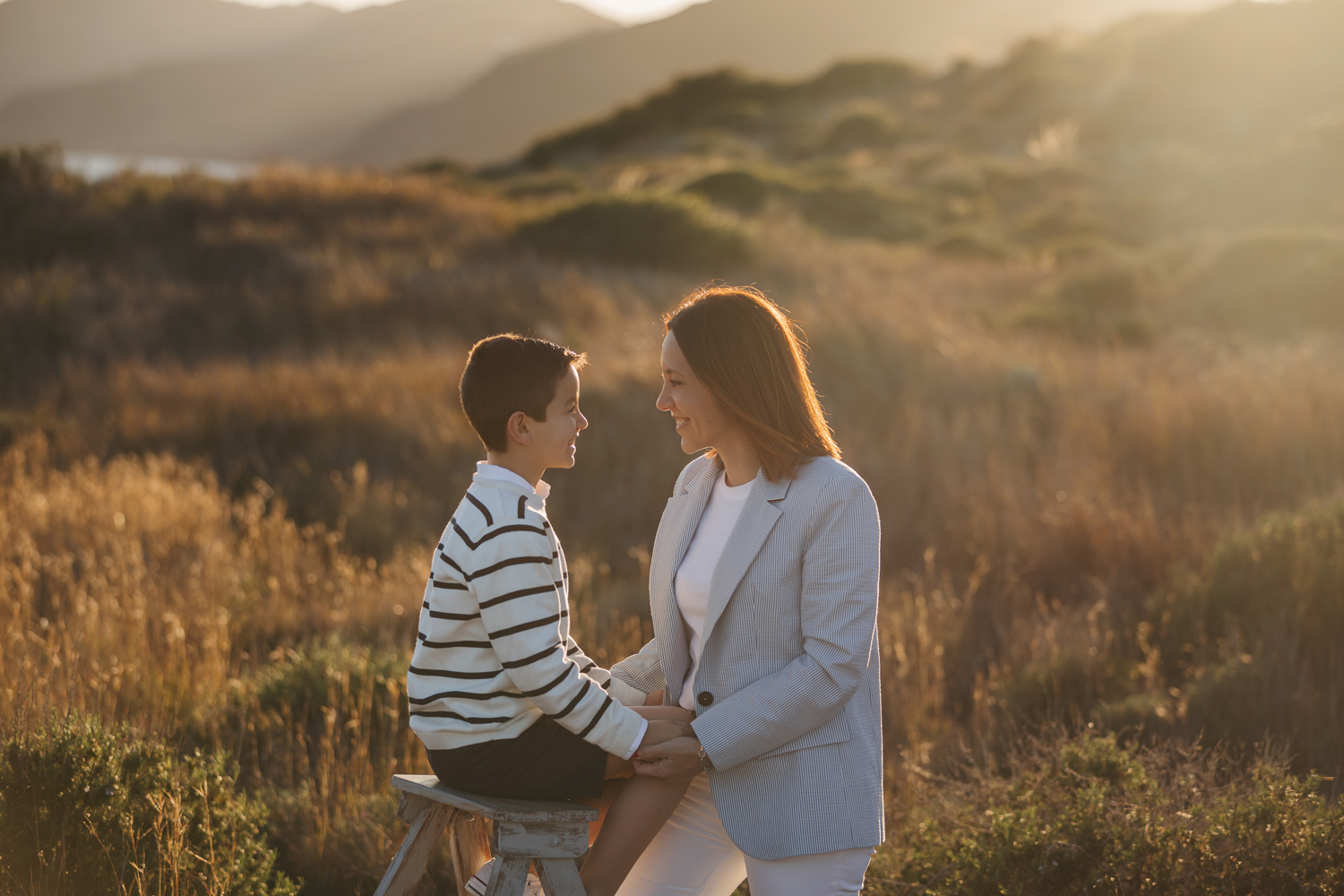Madre e hijo al atardecer en el campo